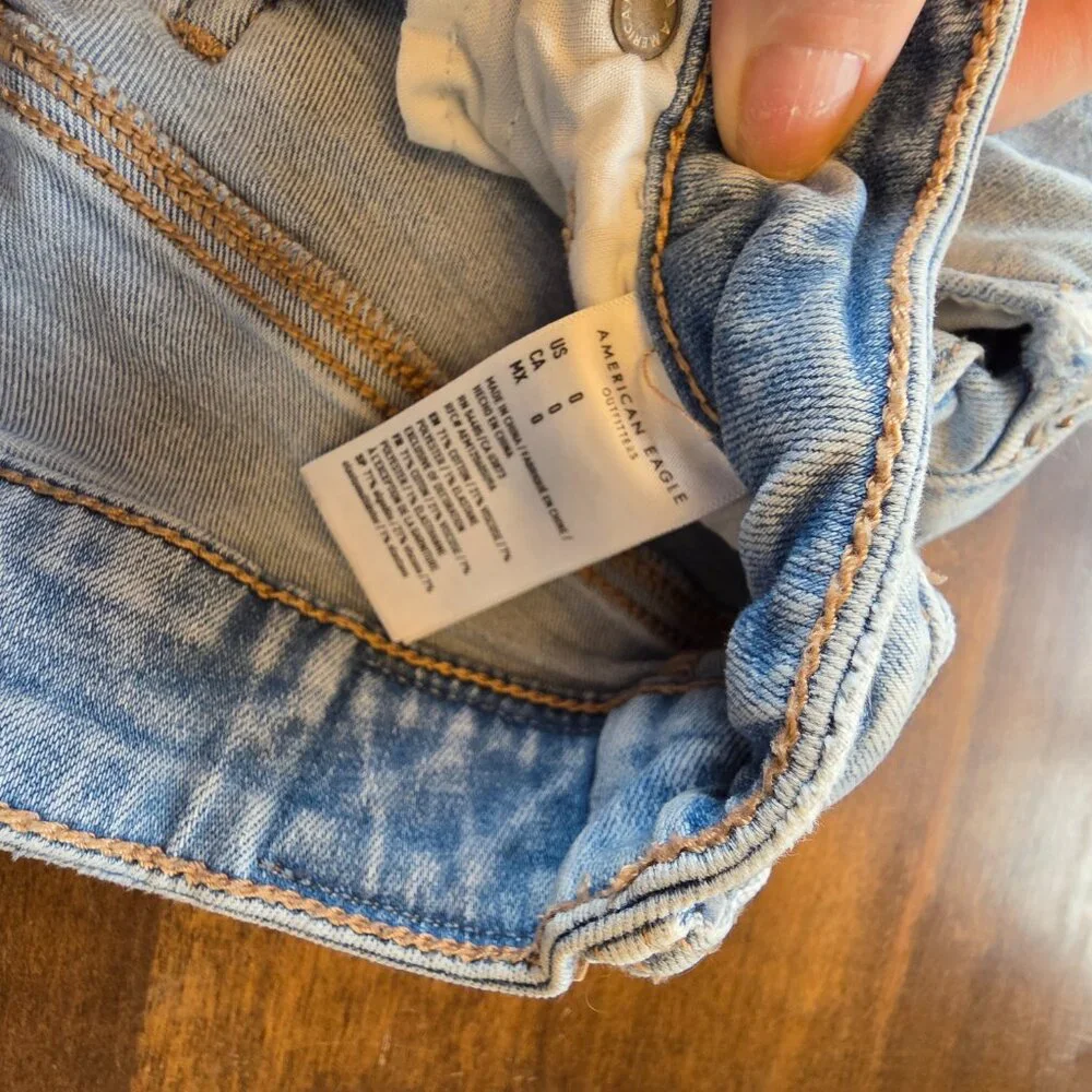 American Eagle Distressed Light Wash Lace Pocket Jean Shorts - Size Women's 0 - Picture 6 of 8